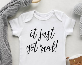 Es wurde einfach real! - Babymitteilung Onesie®, Schwangerschaft enthüllen Fotorequisite