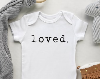 Loved Baby Bodysuit, Neutral Neugeborenen Outfit, Baumwolle Body, Babypartygeschenk