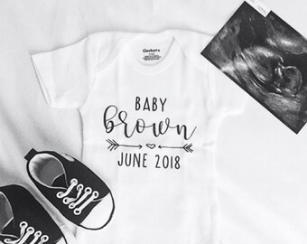 Babymitteilung Onesies®, Schwangerschafts-Enthüllung, Schwangerschaftsankündigung, personalisierte Baby Nachname-Ankündigungs-Body, Social Media Reveal