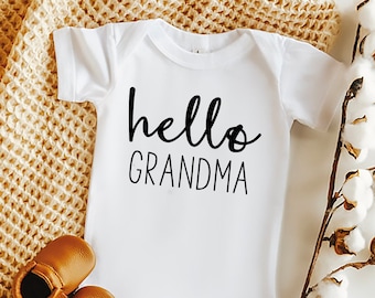 Hallo Oma Baby Onesie, Schwangerschaft offenbaren Geschenk für neue Großeltern, 100% Baumwolle (Gerber Brand)