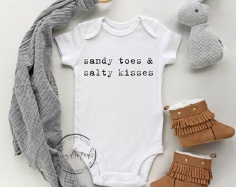 Sandy Toes Salty Kisses Baby Body®, Strand-Body, Sommer-Outfit