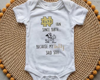 Notre Dame Onesie® Notre Dame Fan, kostenloser Versand, College Baby, Universitäts Baby, Babypartygeschenk, Fußballfan, Daddy, Notre Dame Baby