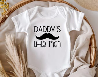 Papas kleiner Mann Baby Boy Onesie®, Gender Reveal Outfit, Baumwoll Bodysuit, Babypartygeschenk