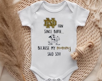 Notre Dame Onesie® Notre Dame Fan, kostenloser Versand, College Baby, Universitäts Baby, Babypartygeschenk, Fußballfan, Mama, Notre Dame Baby
