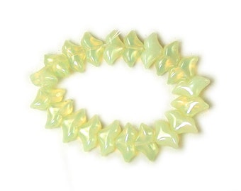 Könnte beinhalten: Eine Strähne aus hellgrünen Glasperlen in Schmetterlingsform.
