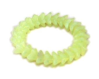Blasse Urangelb-Opalglasur mit matten fünf Punkt 6 x 9 mm Schalenblumen. 25er oder 50er Set.