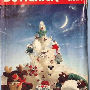 Butterick 6053.  Christmas decor pattern.  Christmas stocking, wreath, ornaments, reindeer card holder pattern.  Uncut