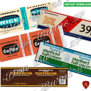 以下が含まれることがあります： ヴィンテージのSainsbury's食品ラベルのコレクション。「Creamed Rice」、「Snack Noodle」、「Instant Coffee」、「Sterilised Half Cream」、「Vegetable Oil」のラベルが含まれています。ラベルはレトロなデザインです。