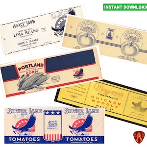 Può includere: Etichette alimentari vintage che presentano una varietà di prodotti, tra cui fagiolini di Lima, mais, pomodori e zuppa di pollo con noodles. Le etichette sono stampate in rosso, bianco e blu con immagini patriottiche, tra cui un'aquila e stelle. Il testo sulle etichette include i nomi dei marchi, le descrizioni dei prodotti e le informazioni di imballaggio.