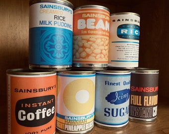 Replika puszki na jedzenie Sainsbury's w stylu retro – rekwizyt wystawowy z lat 70.