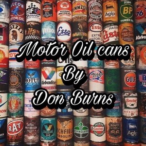 Puede incluir: Una colecci&oacute;n de latas de aceite de motor antiguas, con varias marcas y dise&ntilde;os. La imagen incluye el texto "Motor Oil cans By Don Burns."