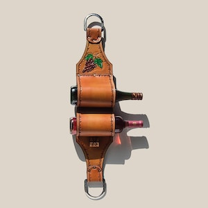 Weinregal An der Wand befestigter punzierter Lederaufhänger Wand-Kunst-Aufbewahrungs-Halter Hand punziert Accessoire Geschenk für Liebhaber Flaschenhalter Distressed Weinregal