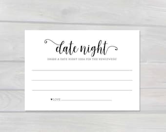 Op de afbeelding: Een witte kaart met zwarte tekst die "date night" en "Deel een date night idee voor de pasgetrouwden!" zegt met een regel om te schrijven en een hart symbool met het woord "love" onder de regel.