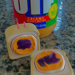 Puede incluir: Un juego de tres tazas de cerámica con un acabado mate moteado. Cada taza presenta un color diferente: azul claro, crema y gris. Las tazas tienen un diseño simple y moderno y un asa cómoda.