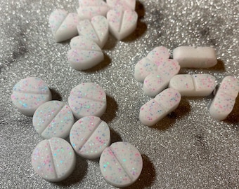 Resin capsule variety | fake capsules | nurse capsule | 18 variety capsules | shaker flatbacks | flatbacks cabochons | medical cabochons