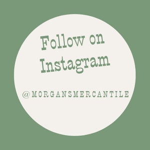 Puede incluir: Un gr&aacute;fico circular con fondo verde salvia y un gran c&iacute;rculo central color blanco hueso. El texto Follow on Instagram est&aacute; impreso en verde salvia, seguido del usuario @MORGANSMERCANTILE en una fuente de m&aacute;quina de escribir a juego.