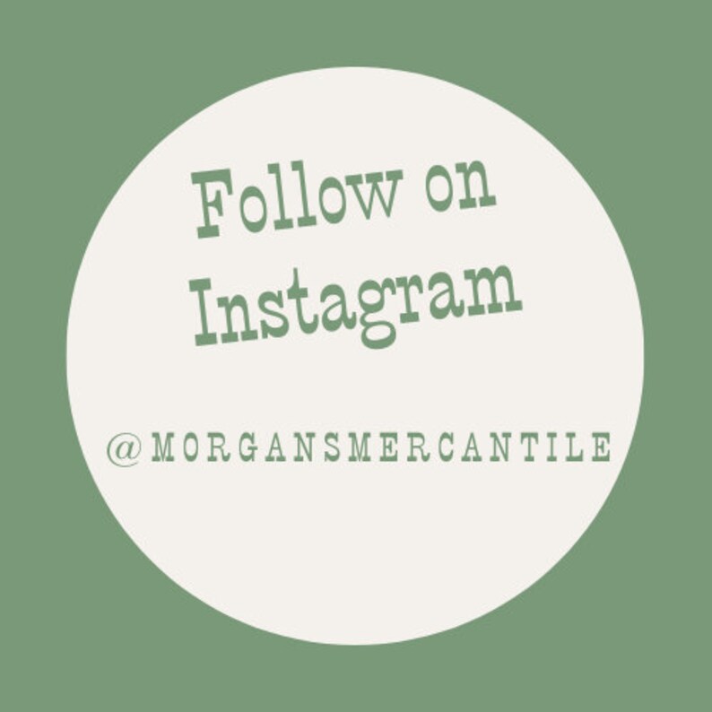 Puede incluir: Un gr&aacute;fico circular con fondo verde salvia y un gran c&iacute;rculo central color blanco hueso. El texto Follow on Instagram est&aacute; impreso en verde salvia, seguido del usuario @MORGANSMERCANTILE en una fuente de m&aacute;quina de escribir a juego.