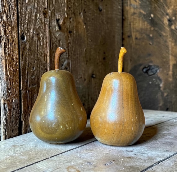 Vintage Wood Pear Salt and Pepper Shakers Set / Mid Century Modern / MCM / Farmhouse Decor / Dining Room