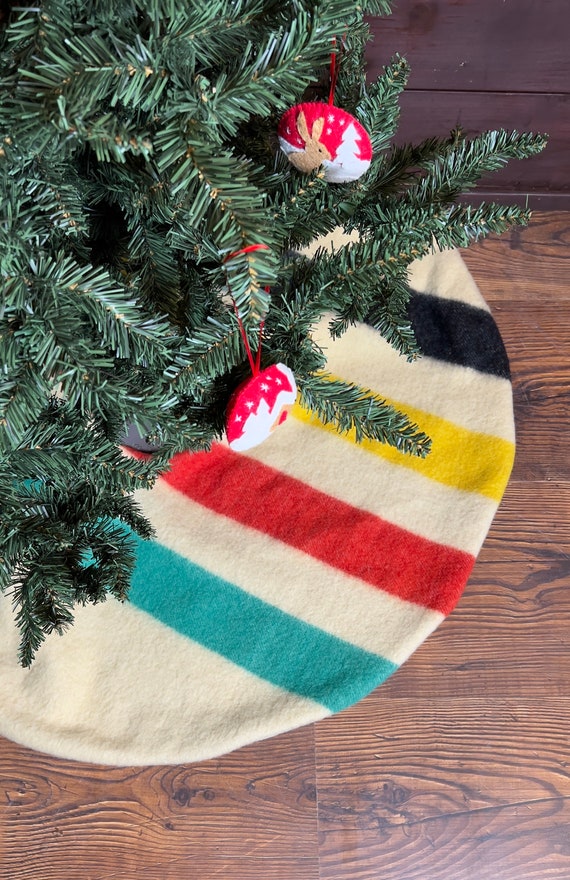 Vintage Christmas Tree Skirt / Four Point Hudson Bay Tree Skirt