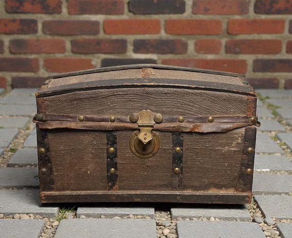 Antique Salesman Sample Trunk / Traveling Trunk / Small Doll Trunk / General Store Display