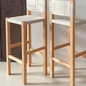 Tabourets hauts avec dossier. Modèle KAI