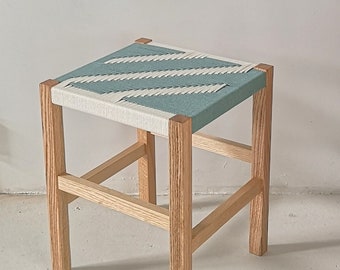 Tabouret bas diagonal. Fait à la main