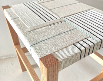 Tabouret bas. Fait à la main avec du bois et de la corde en coton. Design textile, avec assise à cordes. Modèle Kai