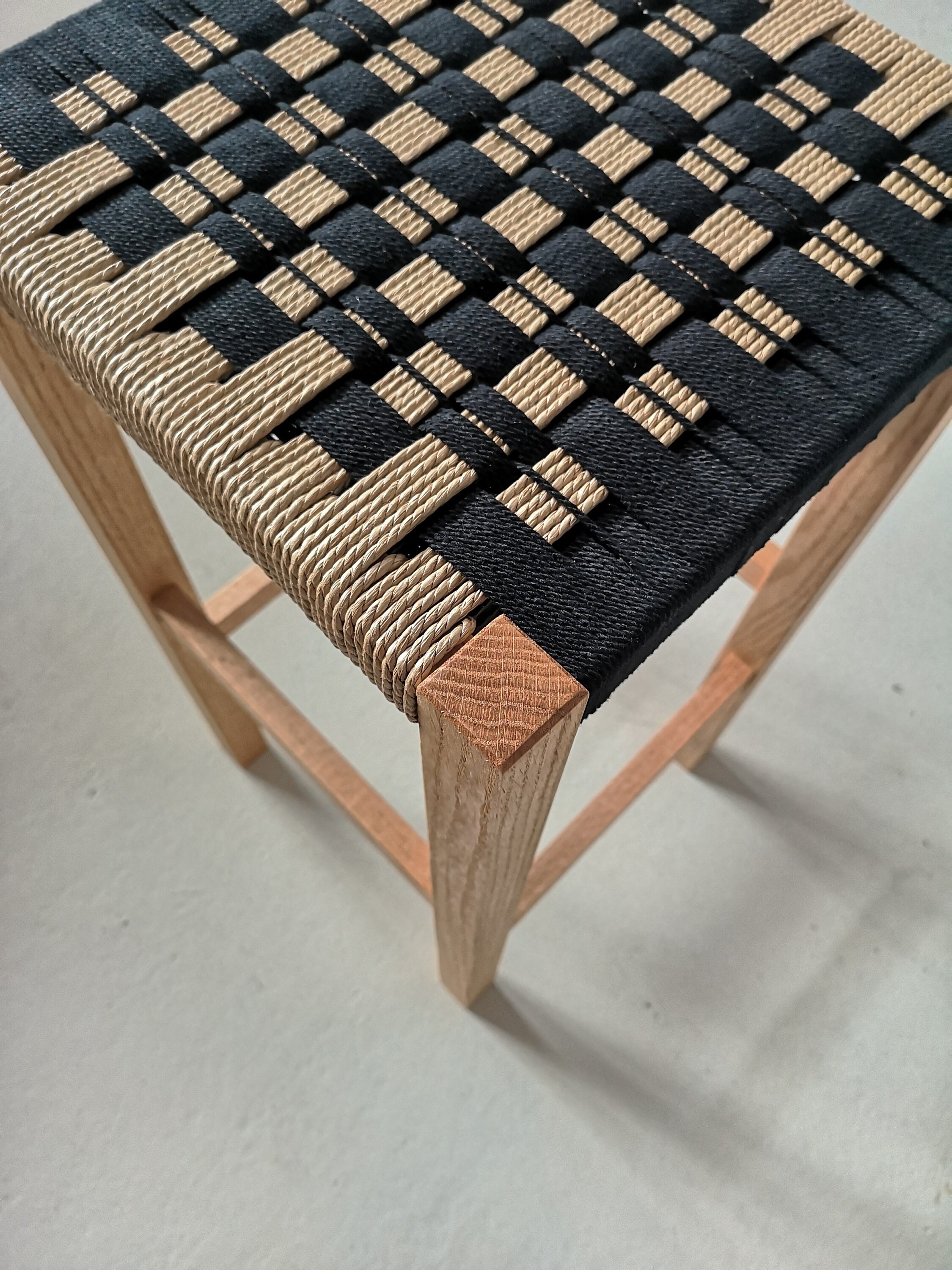 Sgabello basso. Fatto a mano con legno e corda d cotone. Desgn