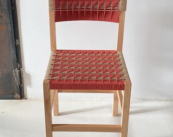 handgemaakte stoelen van hout en touw