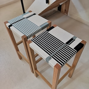 Hoher Hocker. Handgefertigt aus Seil und Holz. Pardalet-Modell