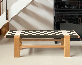 Banc en corde tressée avec motif en damier.