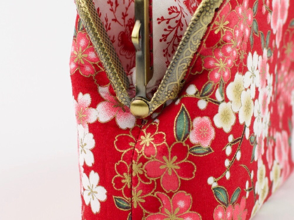 NUOBESTY Japanese Drawstring Bag Kimono Purse Pouch Cherry Blossom Sakura  Bag Floral Embroidered Jewelry Bag Coin Purse Gift Bag Beige at   Women's Clothing store