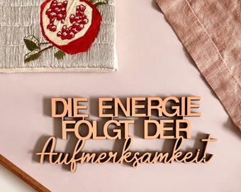 Die Energie folgt der Aufmerksamkeit - 3D Holzschriftzug