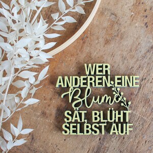 Qualquer um que semear uma flor para os outros florescerá sozinho - letras decorativas em madeira 3D
