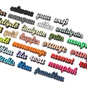 Puede incluir: Una colecci&oacute;n de bloques de madera con diferentes nombres de colores escritos en alem&aacute;n. Los colores incluyen: natur, schwarz, mausgrau, hellgelb, lindgr&uuml;n, wei&szlig;, waldgr&uuml;n, gelb, gold, kupfer, gr&uuml;n, neongr&uuml;n, neonorange, naranja, naranja-rojo, azul claro, lila, rosa, rojo ne&oacute;n, rojo, turquesa, azul, azul vaquero.