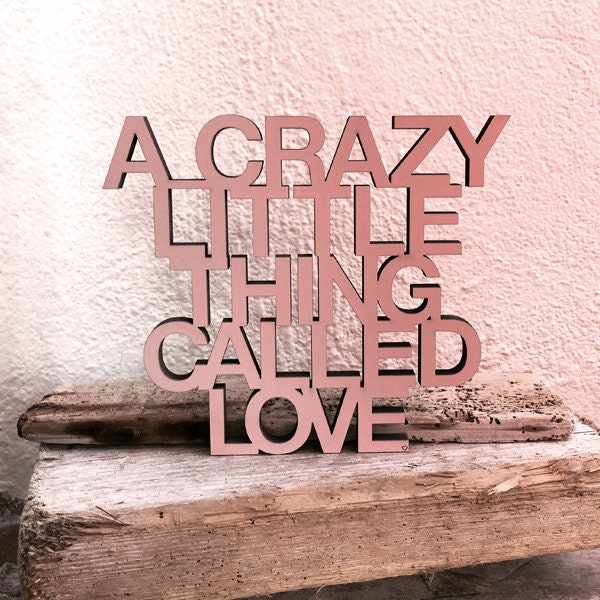 A crazy little thing called love" Holzschriftzug