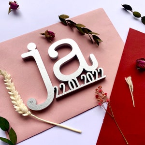 SIM com data, letras em madeira 3D