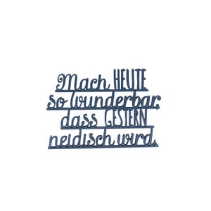 Può includere: Un cartello di legno blu con il testo "Mach heute so wunderbar dass gestern neidisch wird".