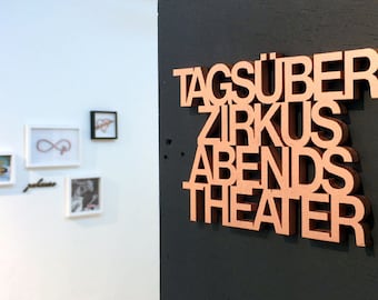 3D Holzschriftzug "Tagsüber Zirkus abends Theater"