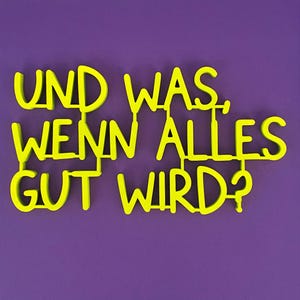 Könnte beinhalten: Ein neongelbes Schild mit dem deutschen Satz "UND WAS, WENN ALLES GUT WIRD?" vor einem lila Hintergrund. Der Text ist in einer verspielten, serifenlosen Schriftart gehalten und erzeugt ein auffälliges Design. Das Schild ist wahrscheinlich ein dekorativer Gegenstand.
