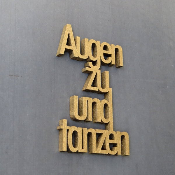 3D-Schriftzug "Augen zu und tanzen"