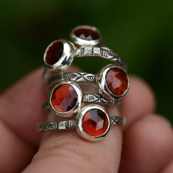 Raw garnet ring handmade in Sterling silver 925 with textured ringband, artisan jewelry