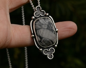 Orthoceras fossiele ketting gemaakt in zilver, handgemaakte sieraden, occulte sieraden, gotisch raam, middeleeuwse sieraden, brutalistische ketting, gotisch