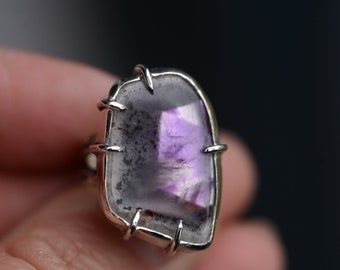 Anello celeste con un'ametista dalla forma libera nella misura 6,5 USA fatto a mano con argento sterling 925, anello da strega