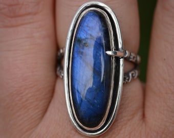 Bague labradorite bleue en taille 9 US faite à la main avec de l'argent sterling et une bande de bague texturée, bague sorcière, ooak, bague unique