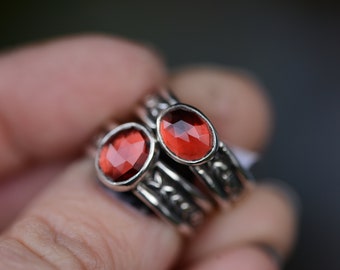 Natural garnet ring handmade with sterling silver 925 and a wide textured ringband, unique jewelry