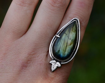 Grande bague labradorite avec feuille de lierre en 10 US, bijoux occultes, bague céleste, bague lierre, bijoux elfes, sorcière de la forêt, fée grunge, gothique