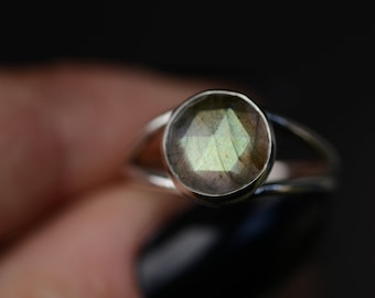 Anillo de labradorita plata de primera ley en talla 8 hecho a mano en EE. UU., anillo de bruja, moda gótica, joyería única