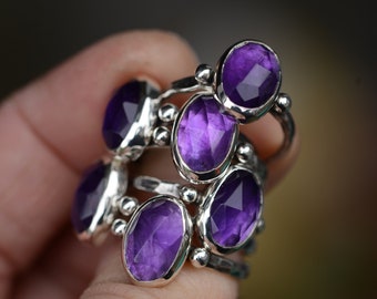 Oval amethyst ring handmade with sterling silver 925, dainty silver ring with textured ringband, witchy jewelry