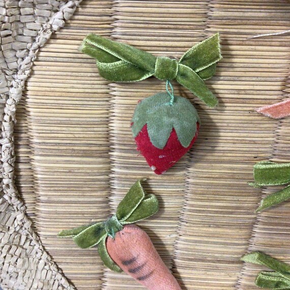 Fun retro straw purse with strawberries and carro… - image 4